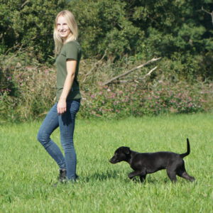 Hundetrainerin Sabine Siefert mit ihrem Welpen beim Hundetraining