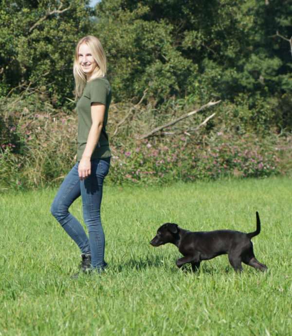 Hundetrainerin Sabine Siefert mit ihrem Welpen beim Hundetraining