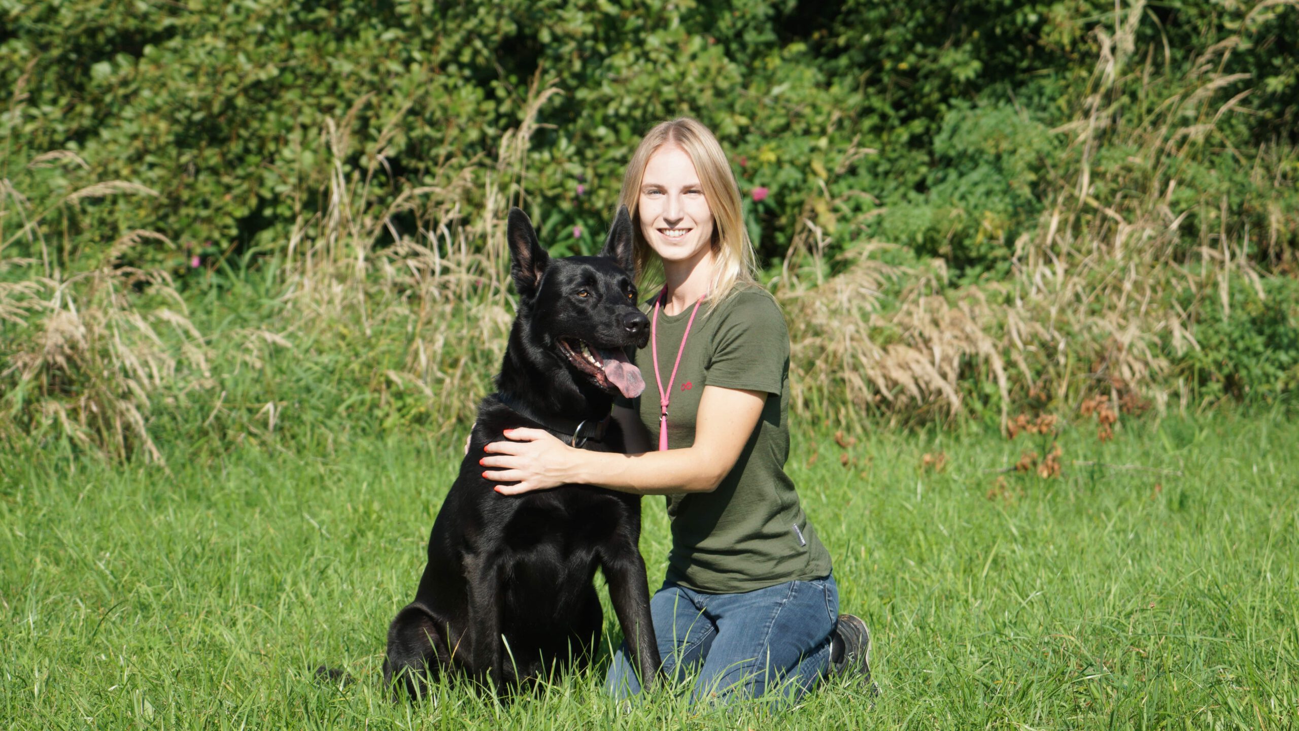 Hundetrainerin Sabine Siefert beim Hundetraining mit ihrem Schäferhund