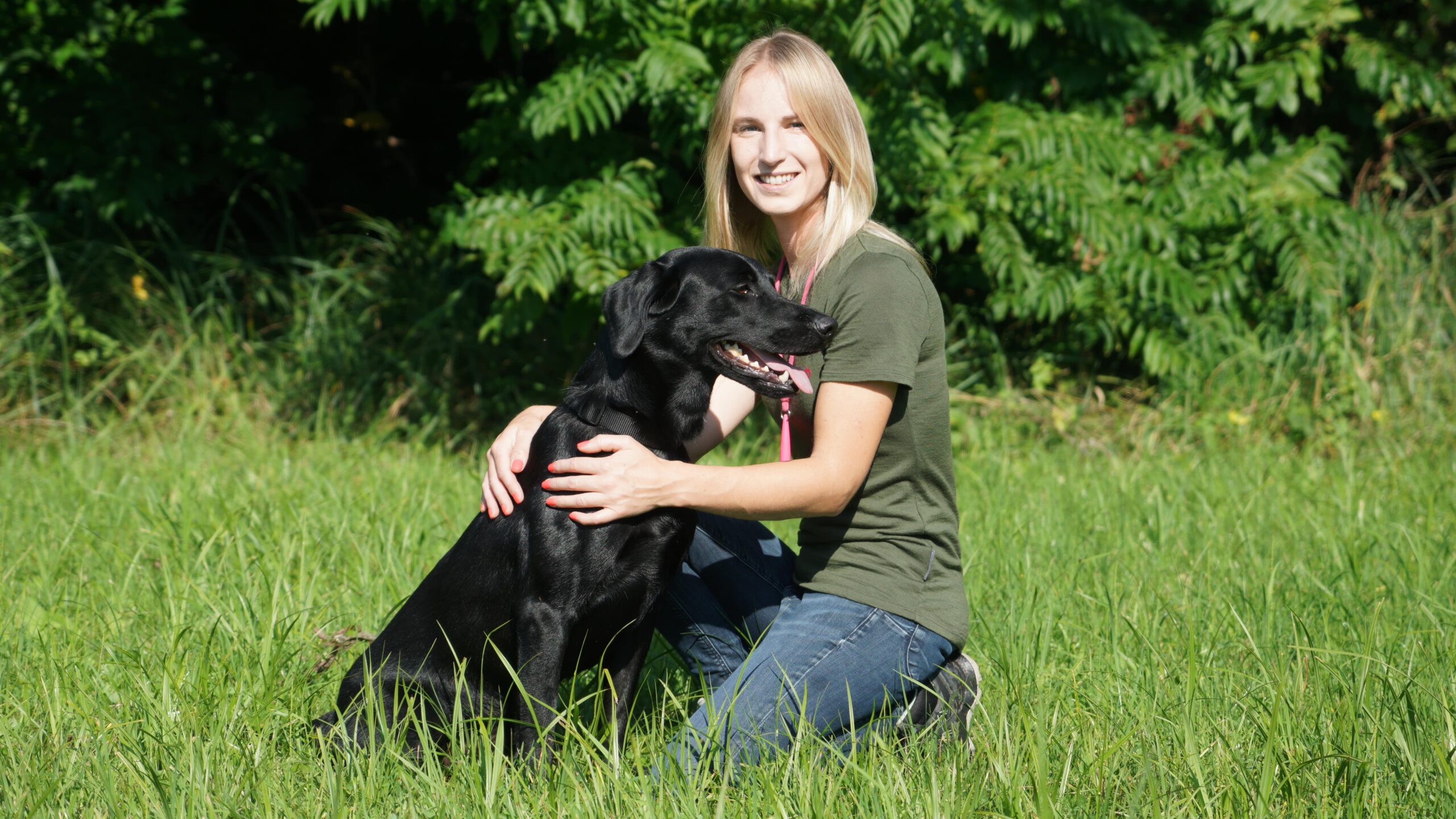 Hundetrainerin Sabine Siefert beim Hundetraining mit ihrem Labrador Retriever