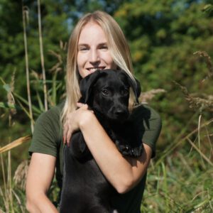 Hundetrainerin Sabine Siefert beim Hundetraining mit ihrem Labrador Retriever Welpen