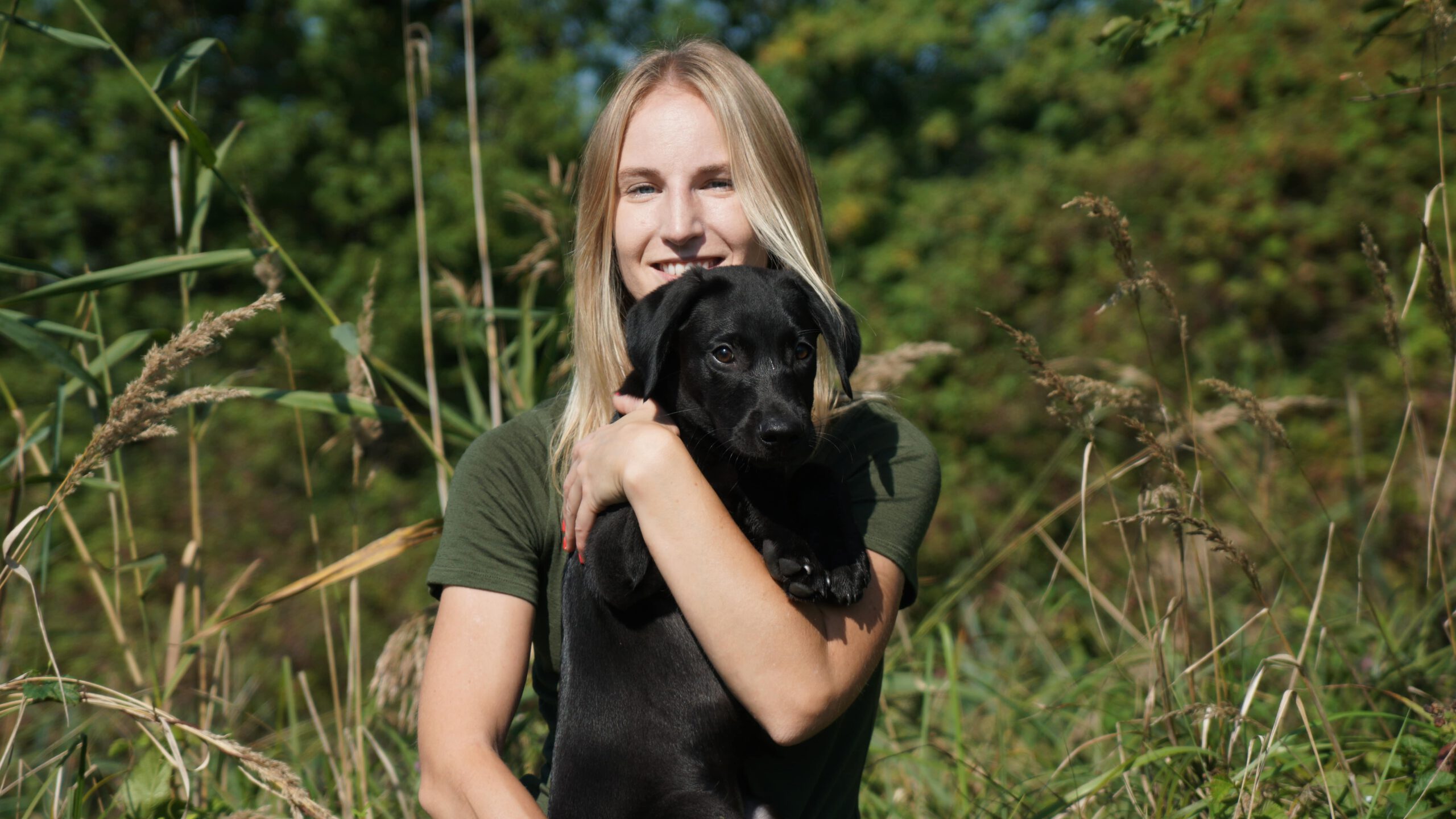 Hundetrainerin Sabine Siefert beim Hundetraining mit ihrem Labrador Retriever Welpen